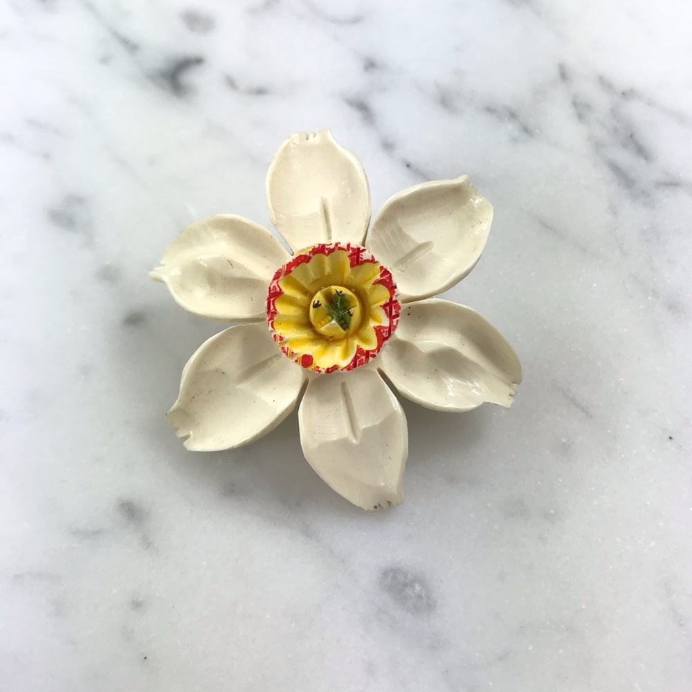Vtg 1940s carved floral broach 🌸
